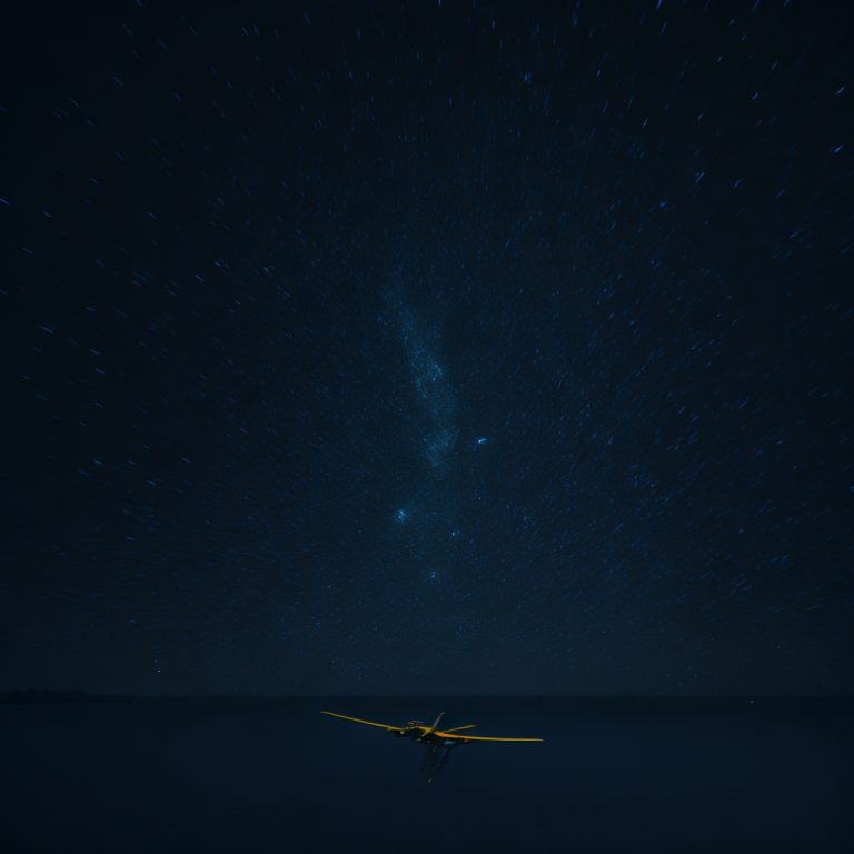 avion volant de nuit au dessus de la mer
